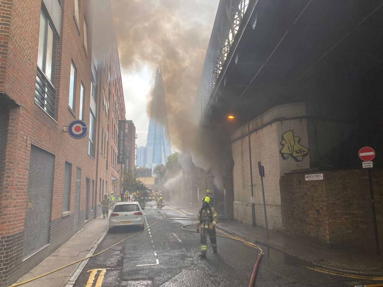 Ogromny pożar w Londynie. Poważne utrudnienia w kursowaniu pociągów