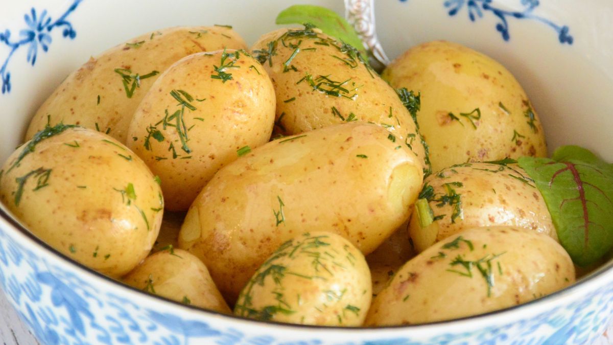 Czym najlepiej czyścić i obierać młode ziemniaki?