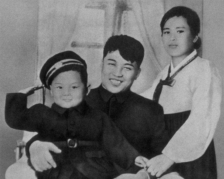 Kim Dzong-il z ojcem Kim Il-sungiem oraz matką Kim Dzong-suk