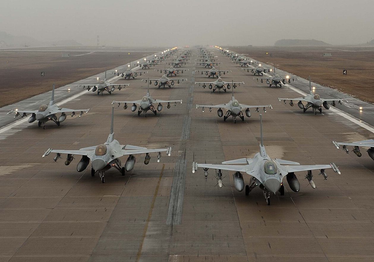 Dziesiątki myśliwców. Mocarstwa NATO gromadzą je na małej wyspie