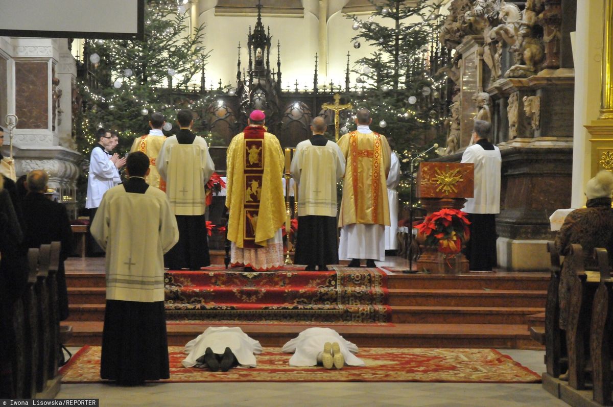 Pierwsza w diecezji tarnowskiej konsekracja dziewic, wdow i wdowca, ktora odbyla siк w tarnowskiej katedrze.