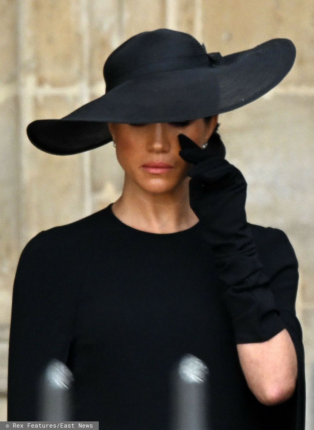 Internauci utrzymują, że Meghan "jako jedyna płakała po królowej", a ekspertka analizuje jej mowę ciała