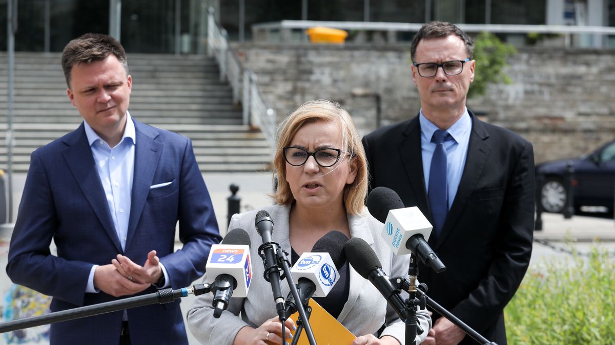 Szymon Ho�ownia, Paulina Hennig-Kloska, Pawe� Wojciechowski
Warszawa, 14.06.2022. Lider Ruchu Polska 2050 Szymon Ho�ownia (L), ekonomista Pawe� Wojciechowski (P) i pos�anka KP Polska 2050 Paulina Hennig-Kloska (C) na konferencji prasowej, 14 bm. przed siedzib� NBP w Warszawie. Konferencja dot. podj�cia krok�w do wst�pienia naszego kraju do strefy euro. (aldg) PAP/Pawe� Supernak
Pawe� Supernak
briefing prasowy, dla medi�w, dla prasy, konferencja, nbp, Paulina Hennig Kloska, polityk polityka, polska 2050, prasowa, ruch, ruchu, strefa euro, waluta