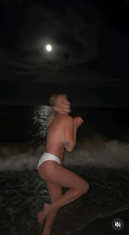 Monika Goździalska pozuje topless na plaży