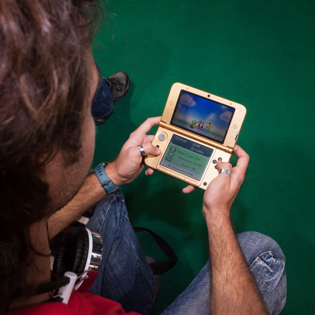 Mężczyzna grający na konsoli Nintendo z depositphotos