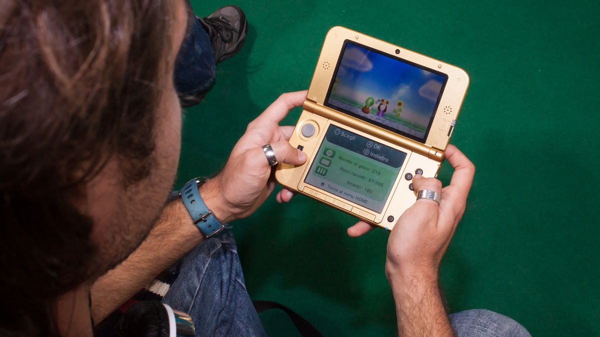 Mężczyzna grający na konsoli Nintendo z depositphotos