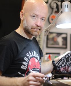 Piotr Parczewski to mistrz aerografu. Na co dzień maluje motocykle, od święta – kask prezydenta