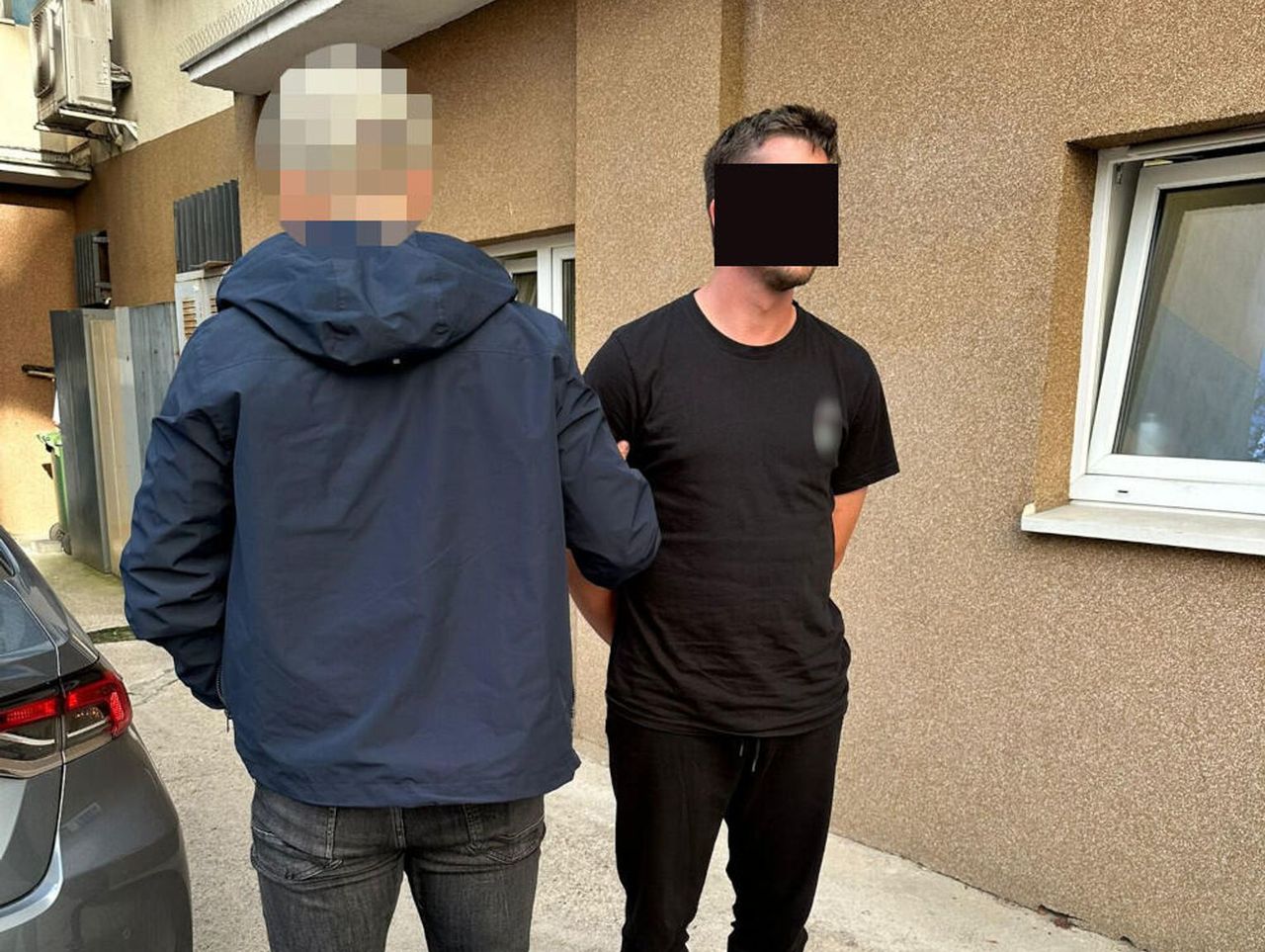 Warszawa: Po wejściu do mieszkania dilera znaleźli narkotyki i broń