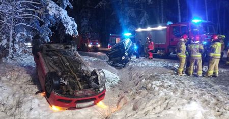 Zderzenie i dachowanie. Troje dzieci w szpitalu