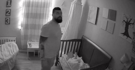 Dziecko twierdziło, że słyszy głosy dobiegające z kamerki zamontowanej w jego sypialni. "To mówi do mnie w nocy"