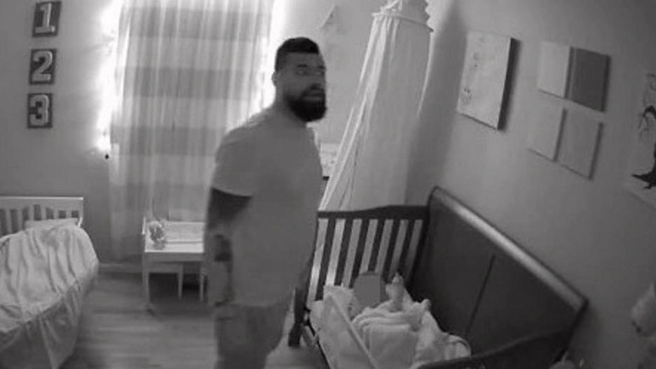 Dziecko twierdziło, że słyszy głosy dobiegające z kamerki zamontowanej w jego sypialni. "To mówi do mnie w nocy"