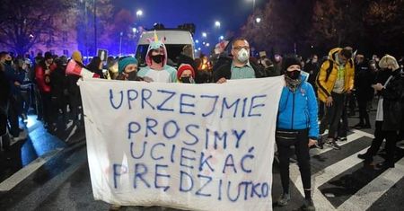 Strajk kobiet w Warszawie. Apel o solidarność z osobą przesłuchiwaną w prokuraturze