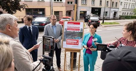 "Ma być bardziej zielono". Rozpoczynają budowę deptaka od wycinki drzew