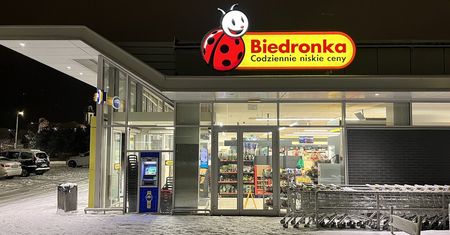 Biedronka doliczy nową opłatę. Zmiana dotknie niemal każdego klienta