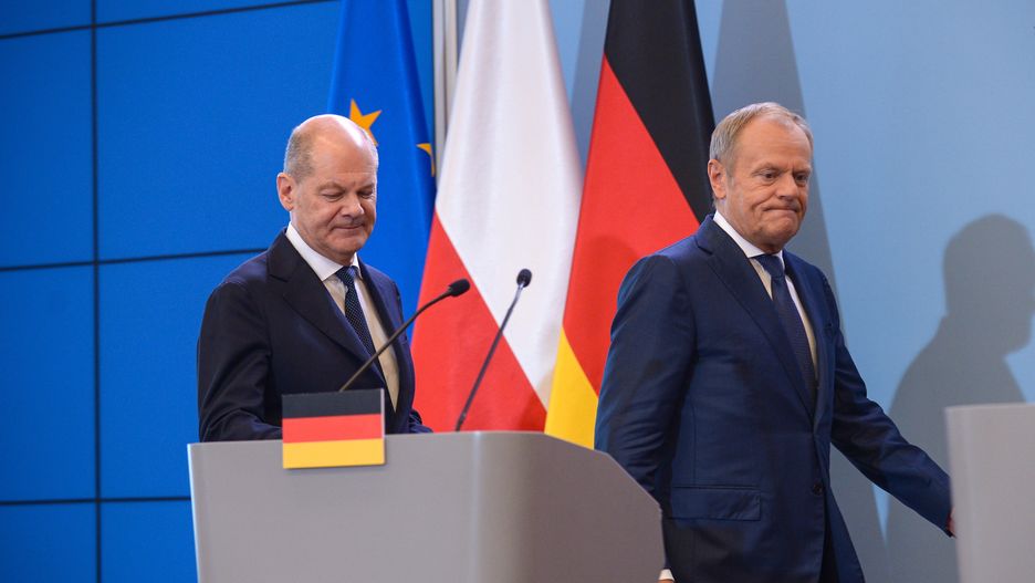 Warszawa, 02.07.2024. Premier Donad Tusk (P) oraz kanclerz Niemiec Olaf Scholz (L) podczas konferencji prasowej w siedzibie Kancelarii Prezesa Rady Ministrów w Warszawie, 2 bm. Premier RP i kanclerz Niemiec przewodniczyli pierwszym od 2018 r. polsko-niemieckim konsultacjom międzyrządowym. (jm) PAP/Marcin Obara