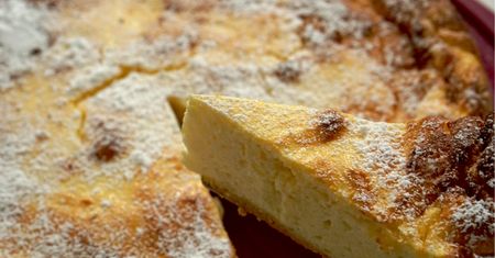 Jedna porcja tego sernika to 120 kcal. Robisz w mig i zajadasz bez wyrzutów sumienia