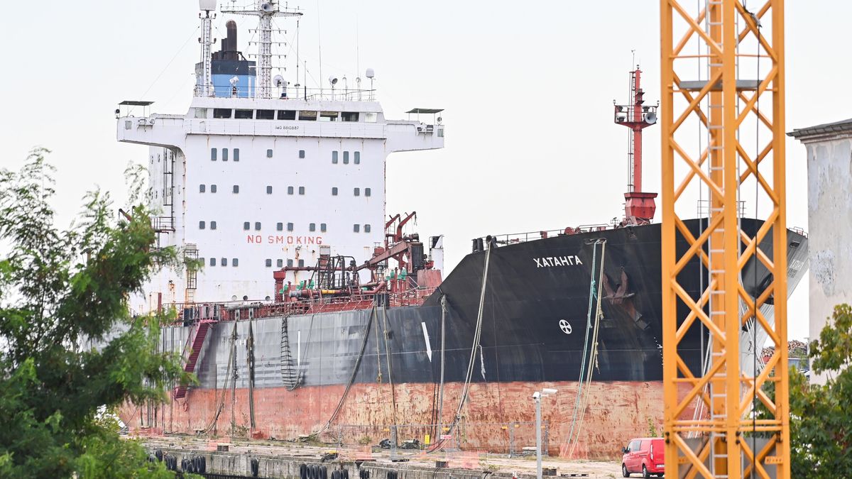 Rosyjski tankowiec Khatanga w porcie w Gdyni