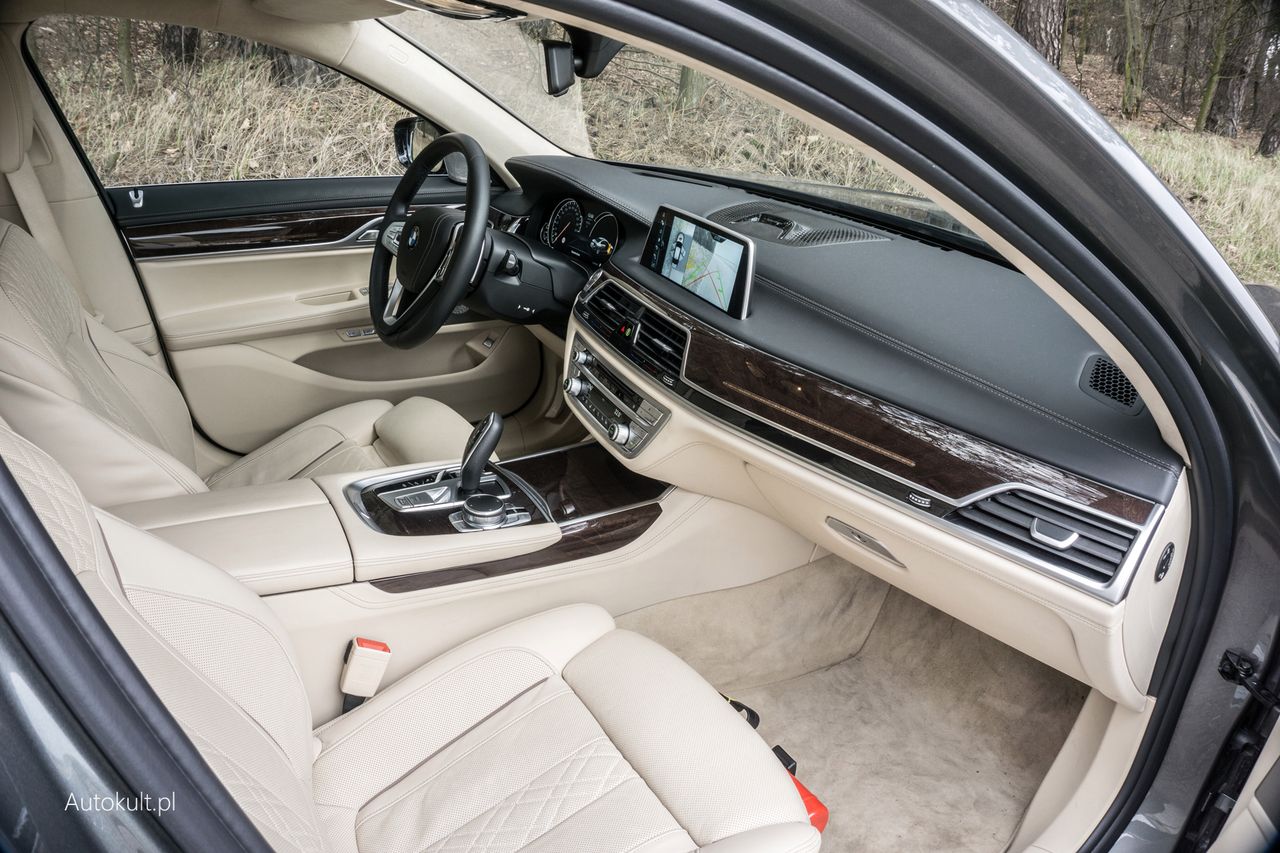Wnętrze nowego BMW serii 7 cieszy nie tylko oko. Miękkie i przyjemne w dotyku materiały wykończeniowe i aplikatory zapachowe w systemie wentylacji pozwalają się w pełni zrelaksować.