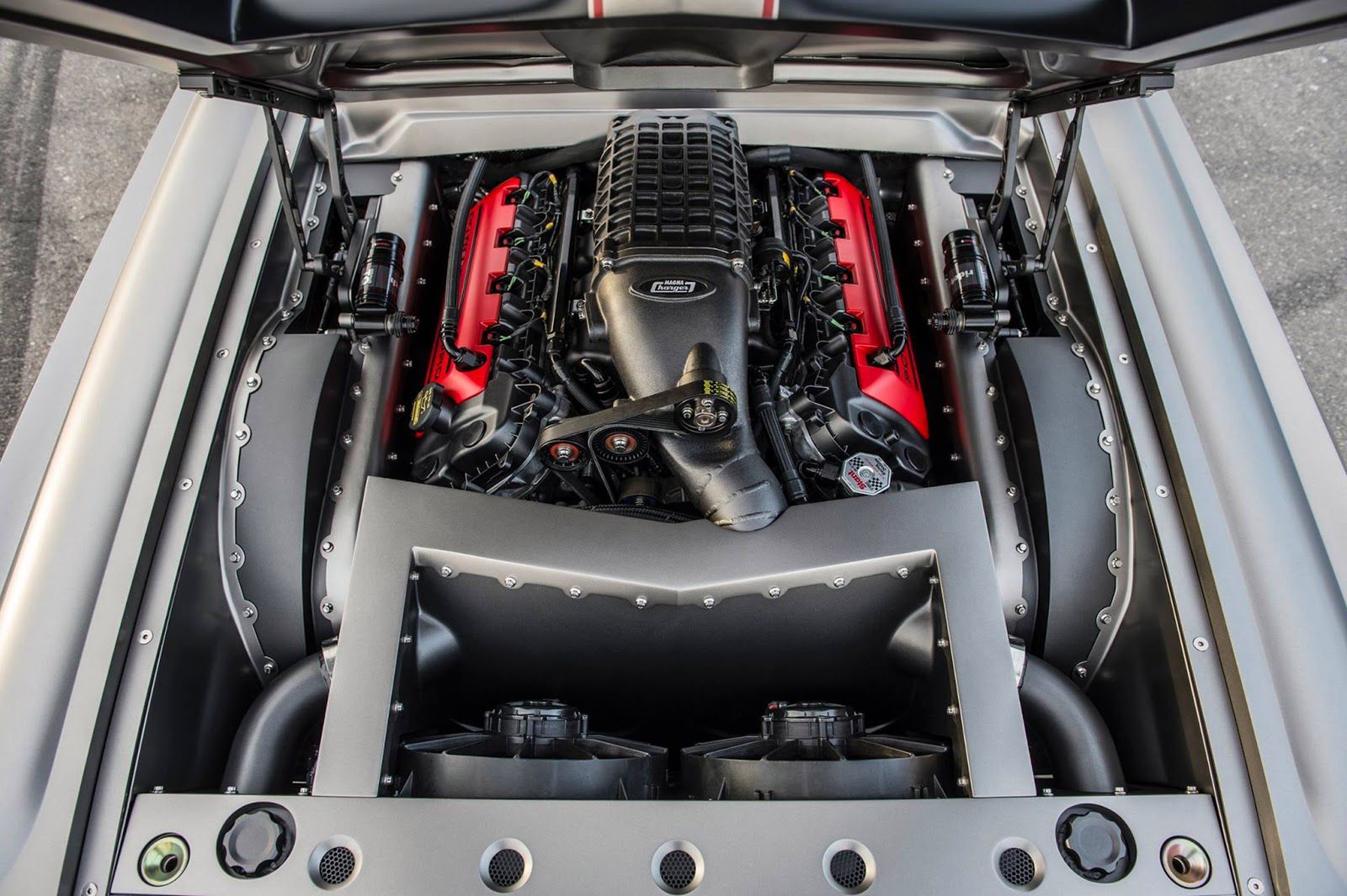 Do napędu wykorzystano silnik V8 o pojemności 5,1 litra z doładowaniem. Uzyskano moc 1000 HP co daje 1014 KM. Potężna jednostka współpracuje z wyczynowym sprzęgłem i sekwencyjną skrzynią biegów.