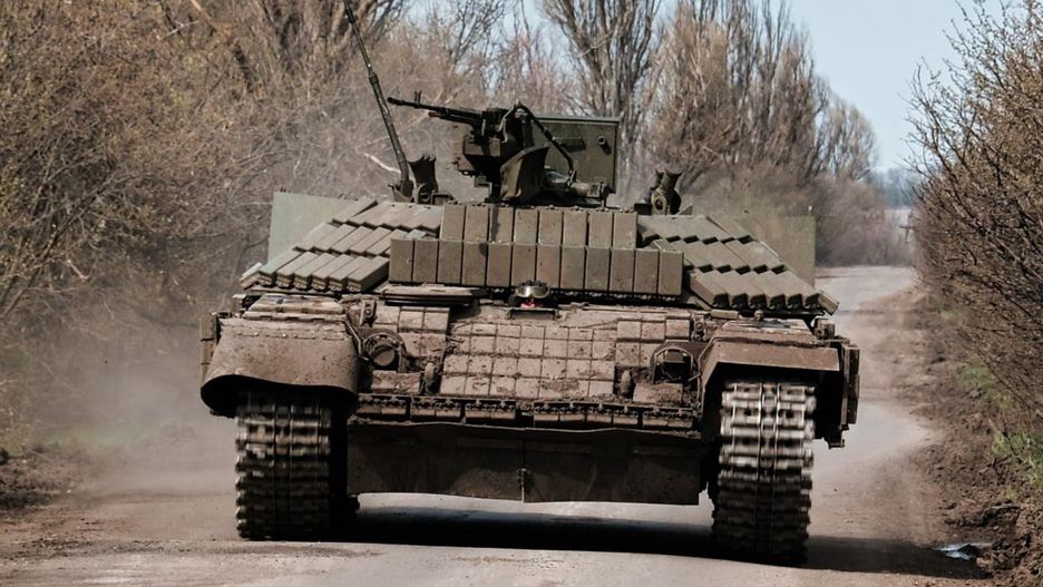 Ukraiński T-64 w charakterze ciężkiego transportera piechoty.