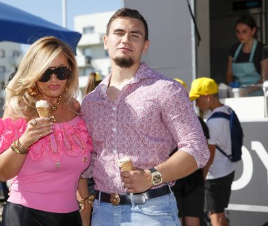 Conan Kaźmierski zdjął koszulkę. Pochwalił się umięśnioną klatą