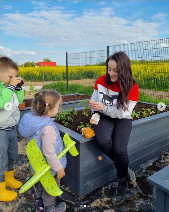 Tak wygląda ogród Anny Bardowskiej. Ogrodziła dom betonowym murem
