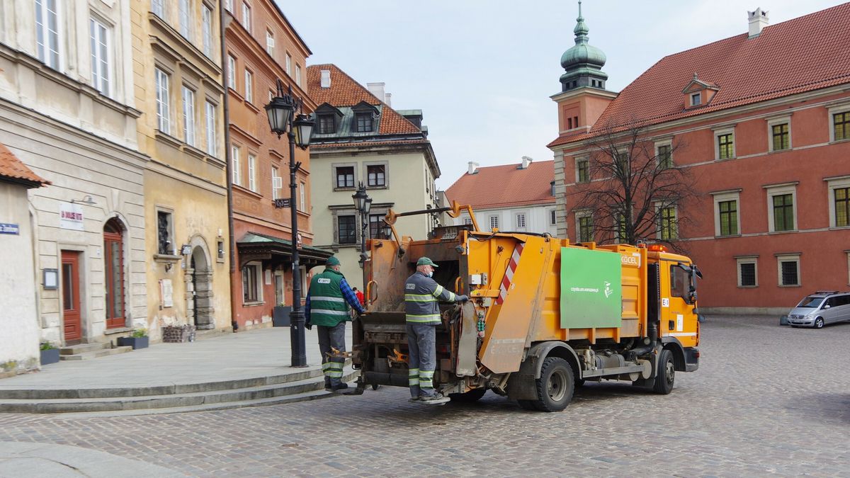 Stock MaBa
PHOTO: ZOFIA I MAREK BAZAK / EAST NEWS   Warszawa Plac Zamkowy N/Z Samochod MPO, wywoz smieci, pracownicy
ZOFIA BAZAK