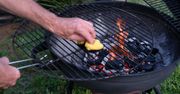 Ruszt po grillu lepi się od brudu? Wyrzuć drucianą szczotkę i użyj połówki tego warzywa, a tłuszcz sam zejdzie