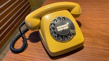 Jeden telefon na całą klatkę. "Pani Krysiu, telefon do pani!". Tak wyglądała sąsiedzka codzienność w PRL