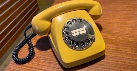 Jeden telefon na całą klatkę. "Pani Krysiu, telefon do pani!". Tak wyglądała sąsiedzka codzienność w PRL