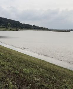 Cisza po i przed burzą. Mieszkańcy Raciborza pielgrzymują nad zbiornik. "Boimy się"