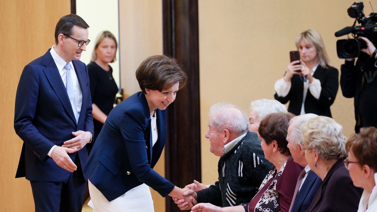 Na zdjęciu Marlena Maląg i Mateusz Morawiecki witający się z seniorami