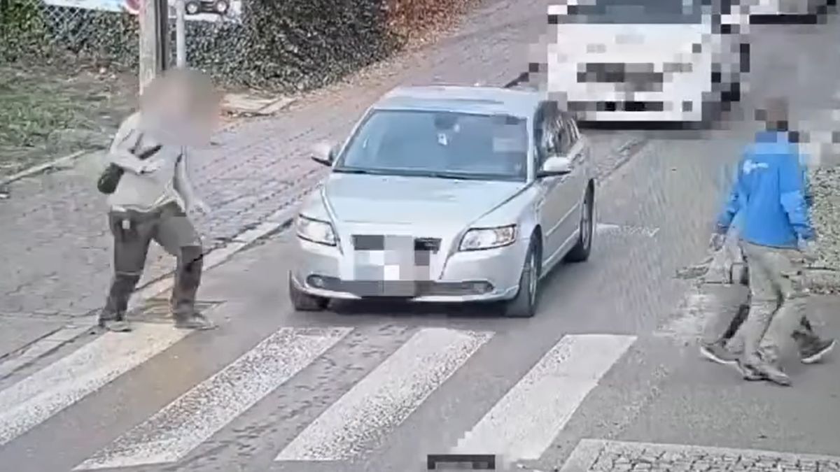 Nagrali groźną sytuację na przejściu dla pieszych