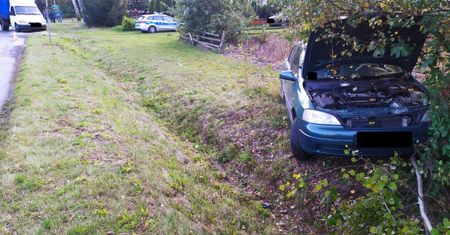 Bełchatów. 90-latek stał przy płocie. Wjechało w niego rozpędzone auto