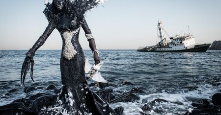 Fotografia mody i ochrona środowiska, czyli afrykańskie portrety modelek ubranych w śmieci