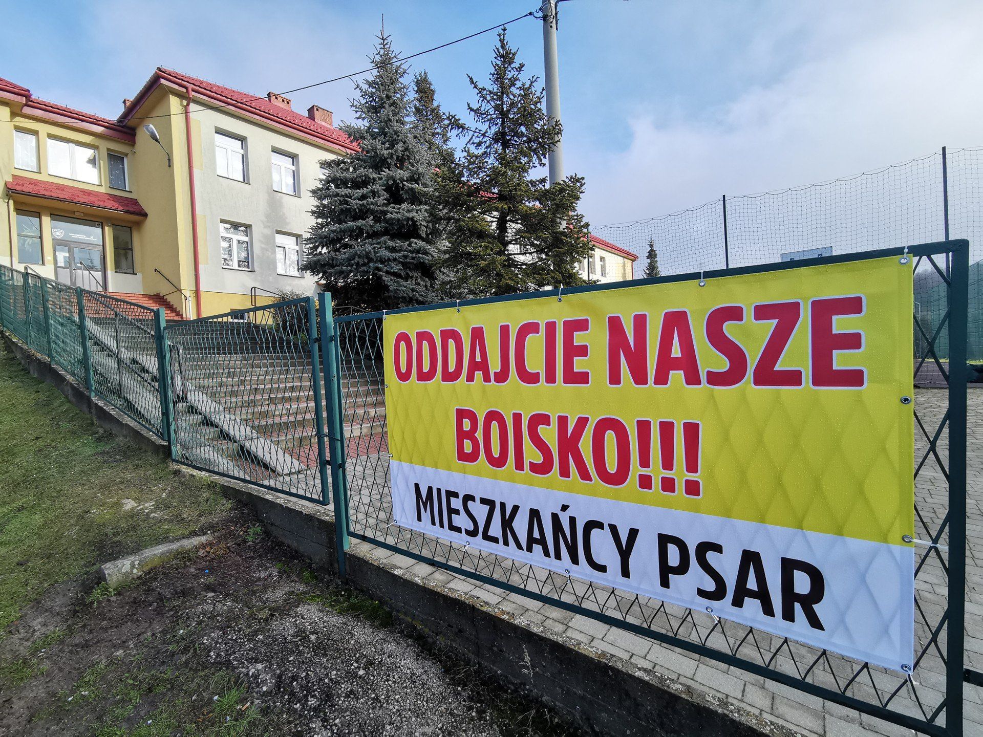 Zamknięte boisko przy Szkole Podstawowej w Psarach
