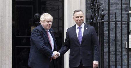 Duda po spotkaniu z Johnsonem: trzeba zrezygnować z dostaw z Rosji