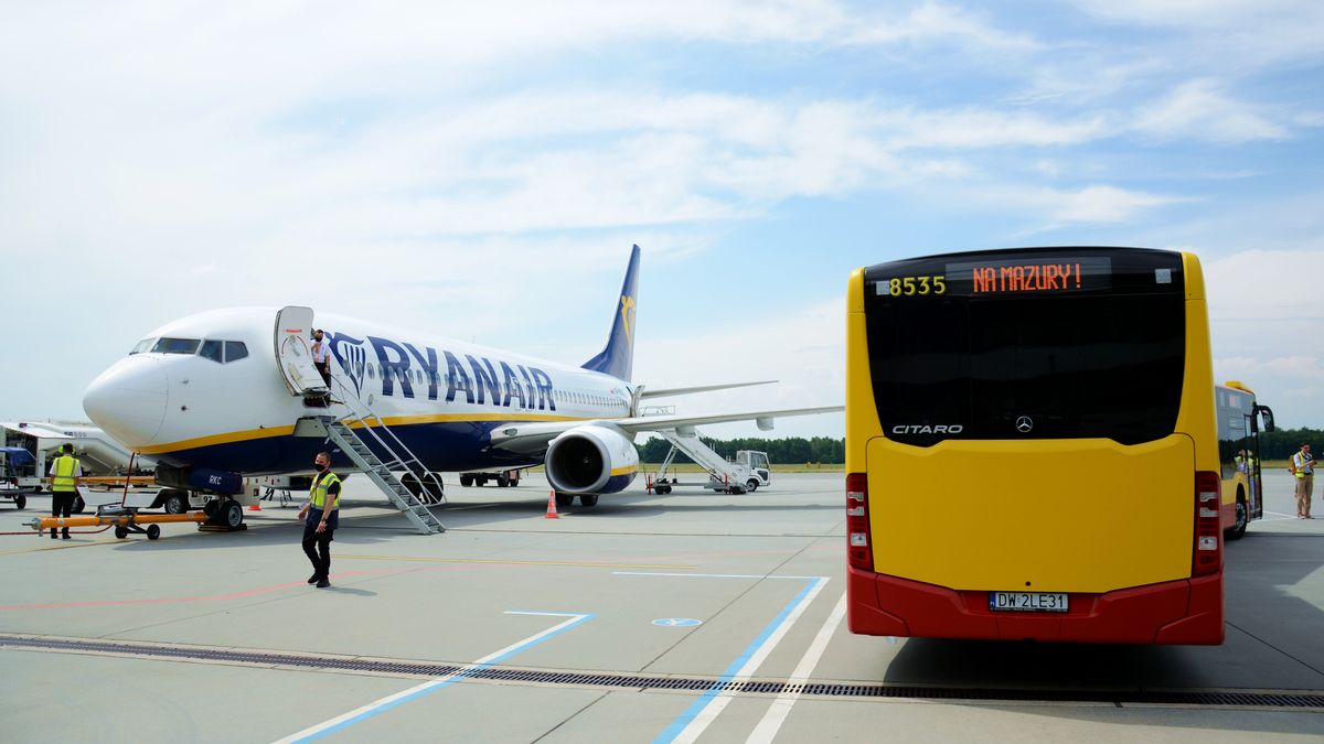 samolot autobus lotnisko port lotniczy ryanair 