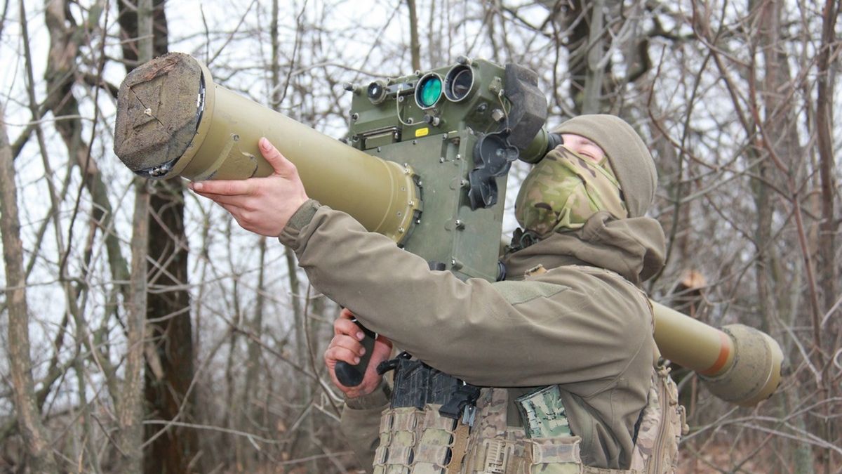 Ukraiński żołnierz z naramienną wyrzutnią pocisków LMM