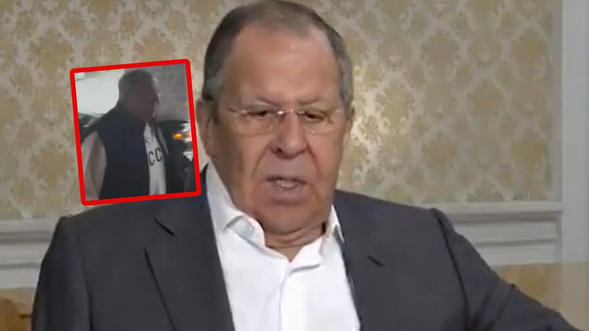 Siergiej Ławrow w bluzie z napisem ZSRR. Teraz tłumaczy.