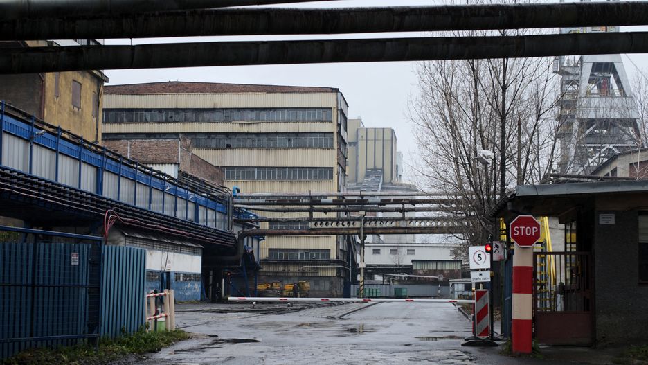 Teren kopalniAndrzej Grygielakcja, Bielszowice, g�rnicy, g�rnikami, gruzowisko, kopalnia, Kopalnia W�gla Kamiennego Bielszowice, poszukiwania, ratowanie, ratownicza, w�giel, w�gla, wstrz�s, wypadek, zawalenie