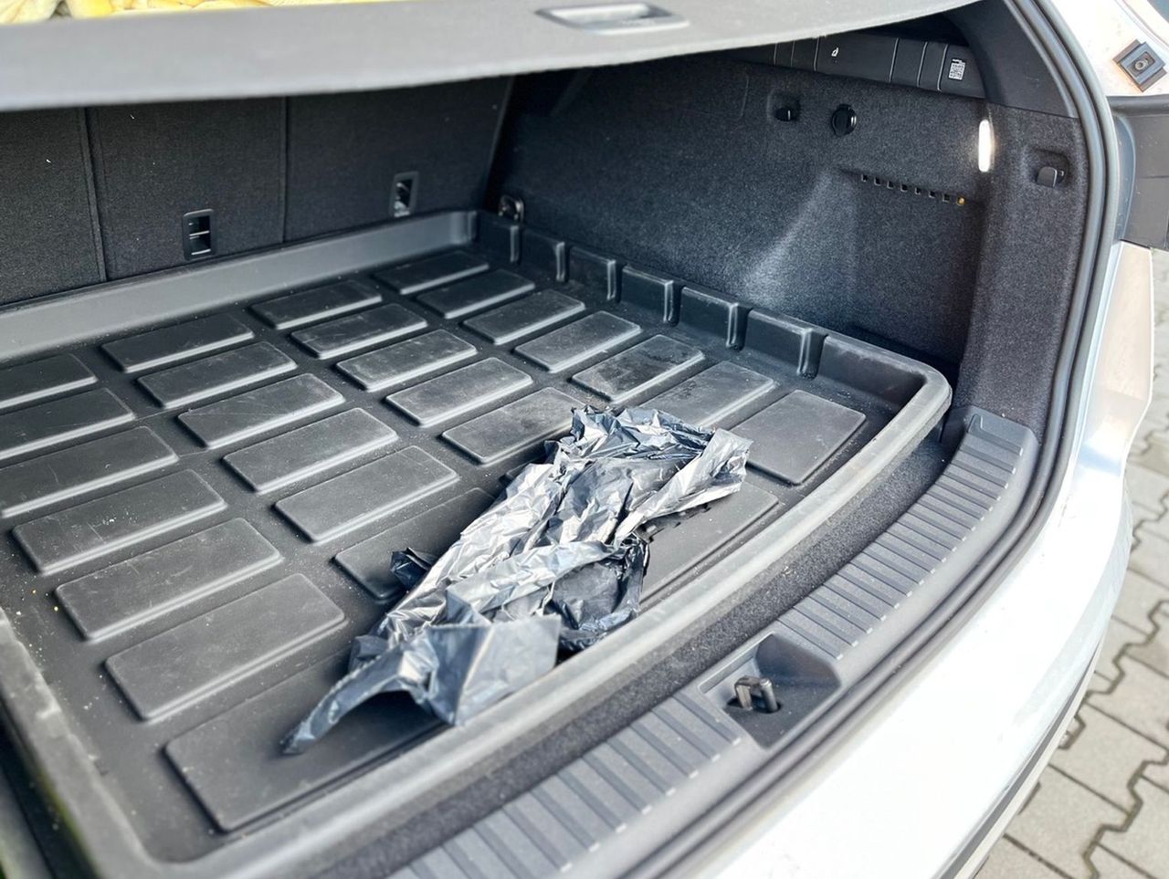 Białogard: Na widok policji mężczyzna w aucie próbował schować się w bagażniku. Znaleźli przy nim mefedron