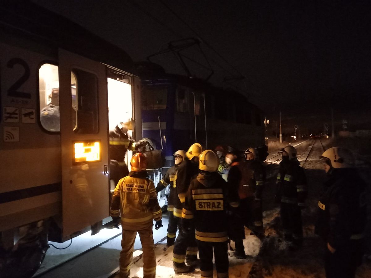 Świętokrzyskie. Dramat na torach. Pociąg potrącił dwie osoby (Fot. OSP Ożarów)