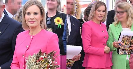 Marta Nawrocka bryluje w różowym garniturze na dożynkach prezydenckich i ocenia wieńce