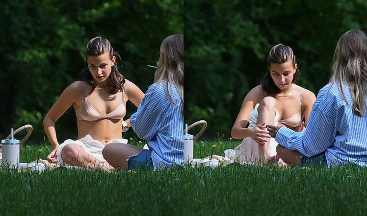 Julia Wieniawa relaksuje się w parku