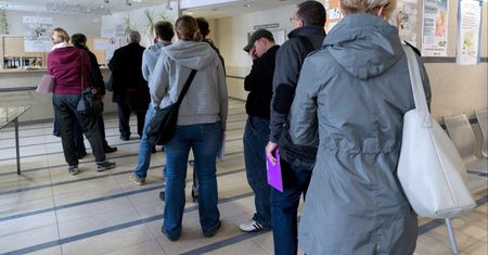 Polacy szturmują urzędy. 500 zł kary dziennie za spóźniony wniosek
