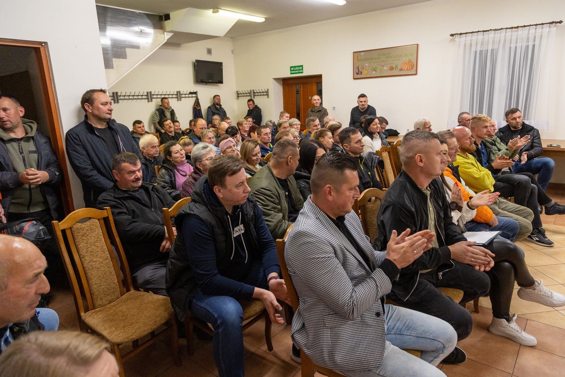 Mieszkańcy okolicznych wsi licznie zjawili się w Domu Ludowym.