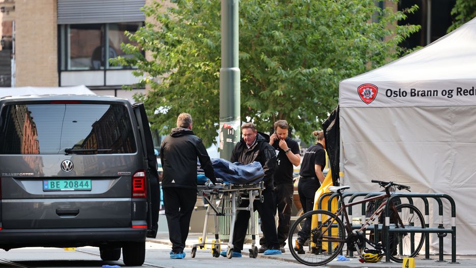 epaselect epa10033181 Police carry the body of a victim on a stretcher at a crime scene in the aftermath of overnight shootings in the center of Oslo, Norway, 25 June 2022. Two people were killed and at least 20 were injured when a gunman fired shots outside the London Pub, a gay bar and nightclub, and surrounding areas. The man was detained shortly after and charged with murder and terrorism. EPA/Orn E. Borgen NORWAY OUT Dostawca: PAP/EPA.