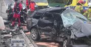 Żywiec: Audi uderzyło w barierę, a następnie zjechało na czołówkę z innym autem. Kierowca był reanimowany