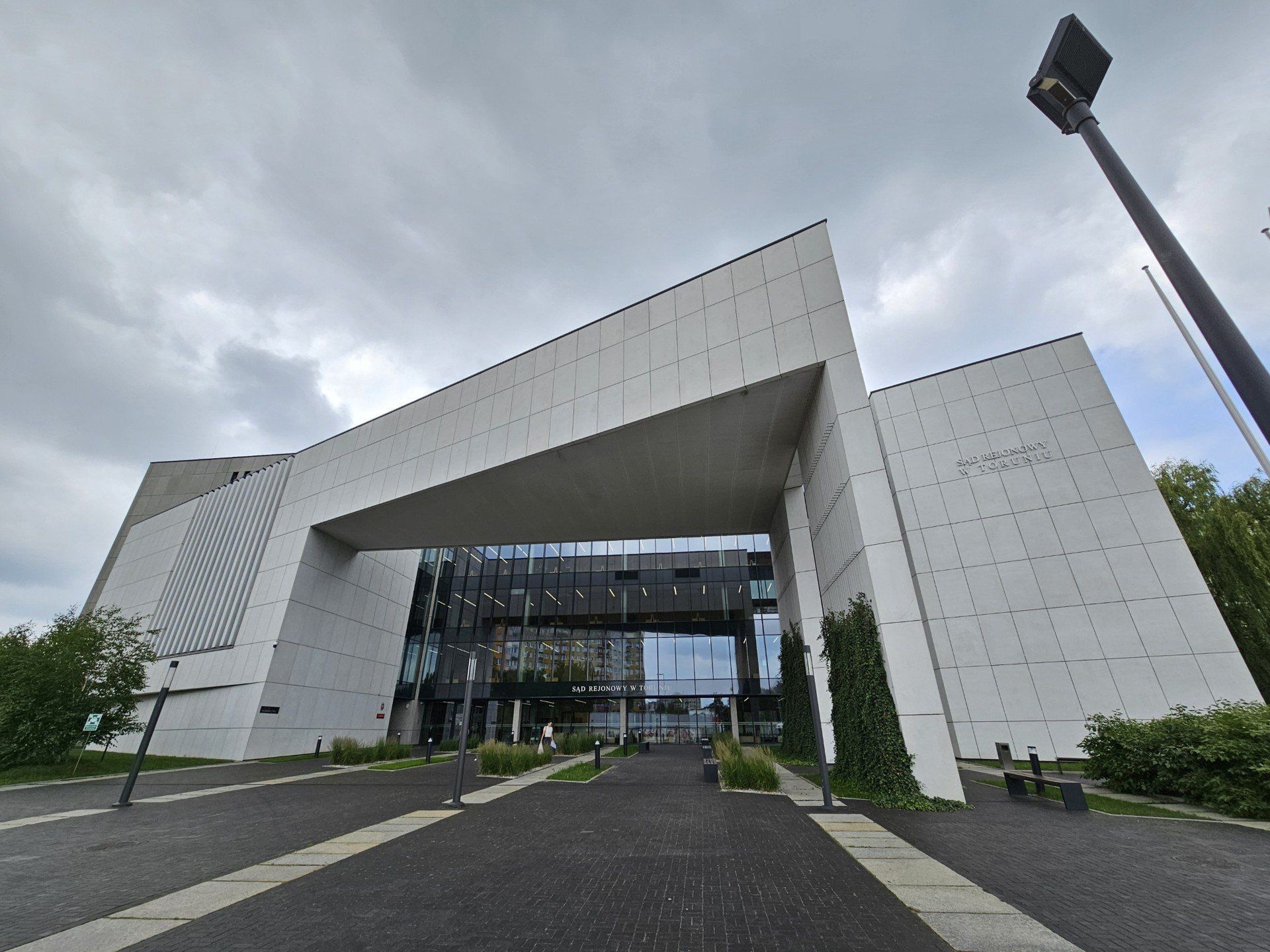 Ataki na ratowników medycznych to plaga w całym kraju w tym roku. W sądach dla sprawców nie ma jednak &#34;zmiłuj&#34;, nawet jeśli - jak Sławomir T. - po otrzeźwieniu skruszeni się kajają. Torunianin groził śmiercią ratownikom przy ul. Podgórnej. Leżał tu na chodniku i krwawił, a oni przyjechali go ratować...